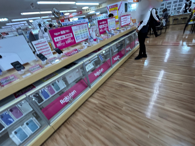 楽天モバイル　LABI 藤沢店　店内